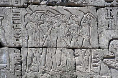 Relief représentant des prisonniers du Nord à la bataille de Ramsès III, Grand Temple de Médinet - Egyptian 20th Dynasty