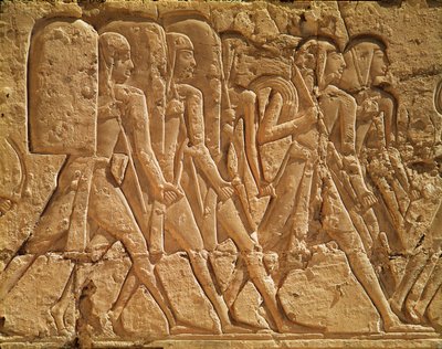 Relief représentant des serviteurs portant des cordes et des armes, du temple funéraire de Ramsès III (c.1184-1153 av. J.-C.) Nouvel Empire - Egyptian 20th Dynasty