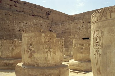 Restes de colonnes dans la salle hypostyle du Temple funéraire de Ramsès III (c.1184-1153 av. J.-C.) Nouvel Empire - Egyptian 20th Dynasty