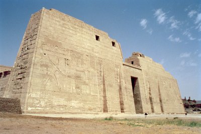 Vue du premier pylône du Temple funéraire de Ramsès III (c.1184-1153 av. J.-C.) Nouvel Empire - Egyptian 20th Dynasty