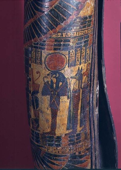 Détail de sarcophage montrant Re-Harakhty avec disque solaire, tenant des sceptres de croix et de fléau, deux fils d
