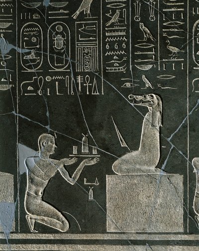 Relief en dolérite de Nectanébo I, roi offrant un cadeau au démon à tête de crocodile, d