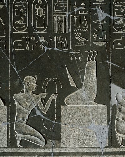 Relief en dolérite de Nectanébo I, roi offrant un collier au démon, représenté par une lame de couteau et trois serpents, d