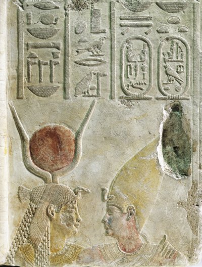 Le roi Nectanébo II (360-343 av. J.-C.) accueilli par la déesse Isis, relief en calcaire peint - Egyptian 30th Dynasty