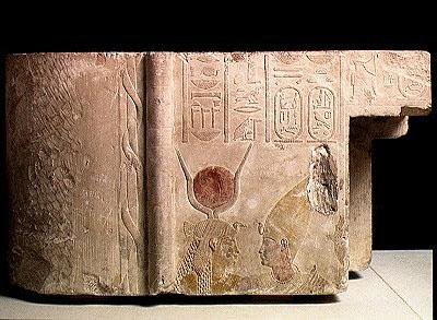 Nectanébo II (360-343 av. J.-C.) embrassé par la déesse Isis, fragment d