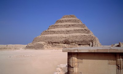 Antiquité égyptienne : Vue de la pyramide de Saqqarah. Construction d