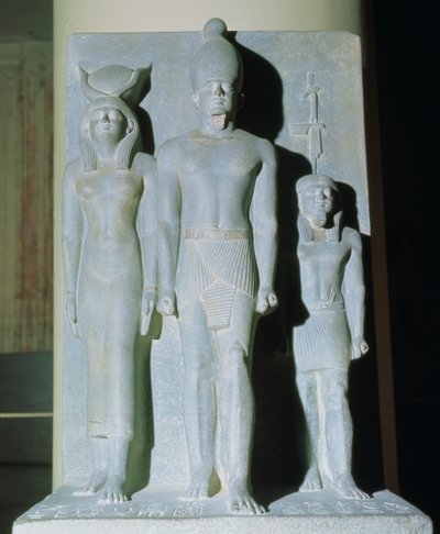 Triade de Menkaourê (Mykérinos) avec la déesse Hathor et une des divinités du nome, prise du Temple de la Vallée de la Pyramide de Menkaourê à Gizeh, Ancien Empire - Egyptian 4th Dynasty