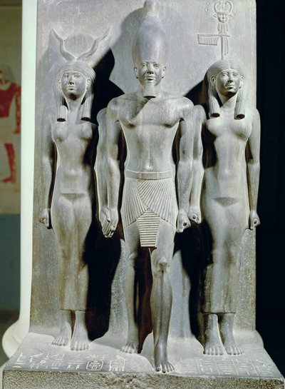 Triade de Menkaure (Mykérinos) avec la déesse Hathor et la déesse du nome d