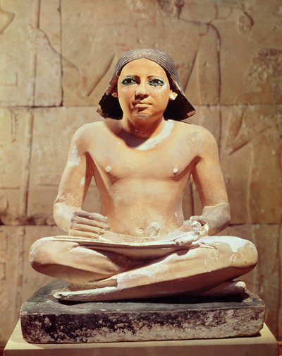 Scribe assis en tailleur tenant un rouleau de papyrus, de Saqqara, Ancien Empire c.2475 av. J.-C. - Egyptian 5th Dynasty