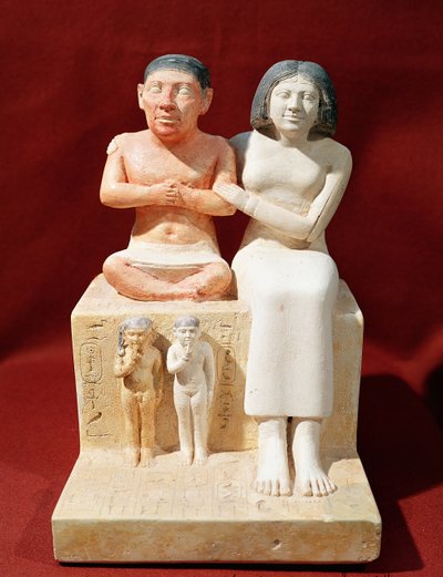 Statuette du nain Seneb et de sa famille, c.2475 av. J.-C. (calcaire peint) - Egyptian 5th Dynasty