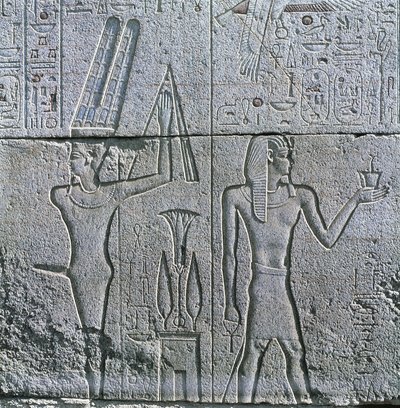 Égypte, Thèbes antique, Louxor, Karnak, relief du dieu Min et Philippe III Arrhidée au Grand Temple d
