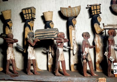Antiquité égyptienne : un groupe sculpté en bois peint représentant des serviteurs portant des offrandes au défunt. Le Caire, Musée égyptien - Egyptian Egyptian