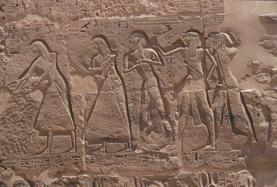 Relief de scribe et captif dans le temple fortifié de Ramsès III à Médinet Habou - Egyptian Egyptian