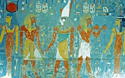 Vallée des Rois, Tombeau de Horemheb Pharaon devant Osiris, Isis, Ma