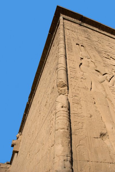 Antiquité égyptienne : coin du mur arrière du temple dédié à la déesse Hathor (à droite représentation de Cléopâtre). Denderah, Égypte - Egyptian Ptolemaic Period