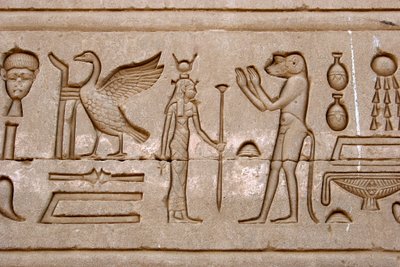 Antiquité égyptienne : hiéroglyphes sur le mur est du Temple d