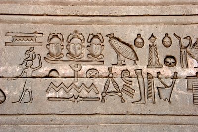 Antiquité égyptienne : hiéroglyphes sur le mur est du temple de Hathor, Denderah, Égypte - Egyptian Ptolemaic Period
