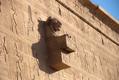 Antiquité égyptienne : gargouille en forme de tête de lion, temple de Hathor, Dendérah, Égypte - Egyptian Ptolemaic Period