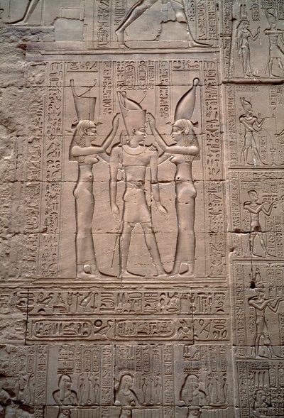 Antiquité égyptienne : bas-relief représentant le couronnement du roi Ptolémée IV. Temple d