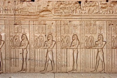 Antiquité égyptienne : offrandes et tributs présentés à la déesse, Temple de Hathor, Denderah, Égypte - Egyptian Ptolemaic Period