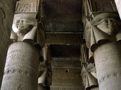Antiquité égyptienne: vue partielle de la salle hypostyle avec colonnes décorées de la déesse Hathor - Egyptian Ptolemaic Period