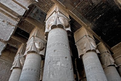 Antiquité égyptienne : vue partielle de la salle hypostyle avec des colonnes décorées de la représentation de la déesse Hathor, temple de Hathor, Dendérah, Égypte - Egyptian Ptolemaic Period