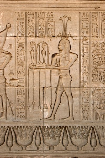 Antiquité égyptienne : représentation du dieu du Nil, Hapy, et hiéroglyphes, temple de Hathor, Dendérah, Égypte - Egyptian Ptolemaic Period