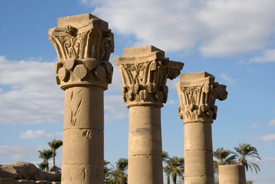 Antiquité égyptienne : vue des colonnes du kiosque devant l