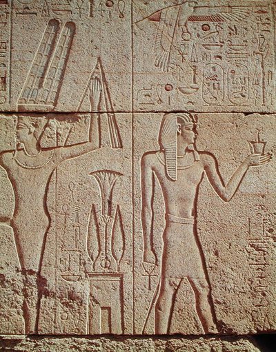 Relief représentant Philippe Arrhidée (323-317 avant J.-C.) tenant un encensoir devant Amon avec le dieu Min à gauche, du Sanctuaire de Philippe Arrhidée, Dynastie Macédonienne - Egyptian Ptolemaic Period