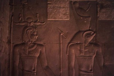Relief représentant Ptolémée XII (c.112-51 av. J.-C.) et Horus - Egyptian Ptolemaic Period