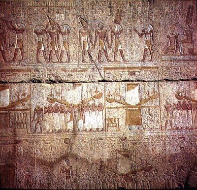 Relief représentant des bateaux sacrés portés par des prêtres en procession, du Sanctuaire de Philippe Arrhidée (323-317 av. J.-C.) Dynastie macédonienne - Egyptian Ptolemaic Period
