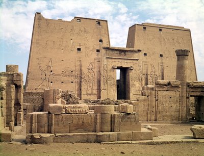 Vue du premier pylône du temple d