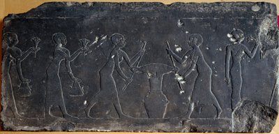 Antiquité égyptienne : plaque calcaire décorée de bas-relief représentant le pressage des fleurs de lotus, VIIIe au VIIe siècle av. J.-C. (relief) - Egyptian School