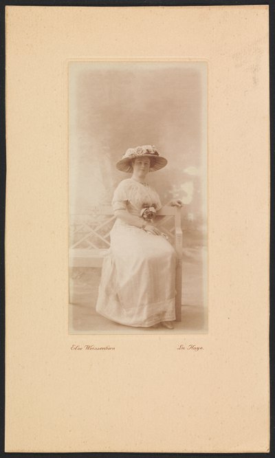 Portrait de Mme M.C. Lucassen-Van Idsinga avec chapeau et robe assise sur un banc - Else Weissenborn