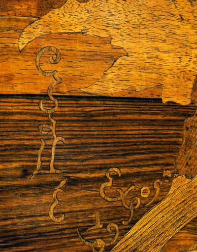 Table basse de style Art Nouveau, par Émile Gallé (1846-1904), détail avec la signature de Gallé, France, 20e siècle - Emile Galle