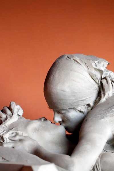 Cimetière monumental. Le Baiser sur une pierre tombale. Milan. Italie. - Emilio Quadrelli