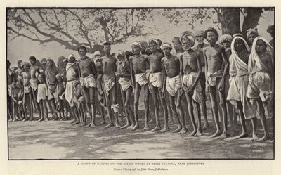 Un groupe de natifs sur les travaux de secours à Deori Panagar, près de Jubbulpore - English Photographer