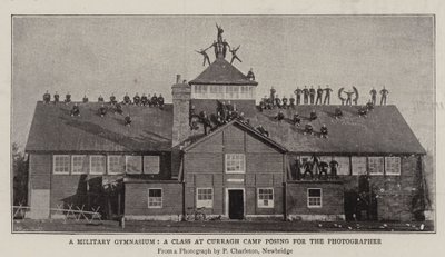 Un Gymnase Militaire, une Classe au Camp de Curragh posant pour le Photographe - English Photographer