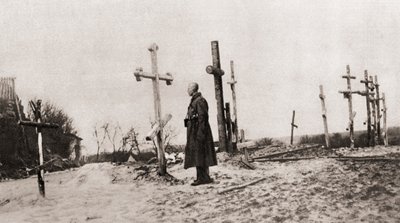 Un soldat russe à la tombe d