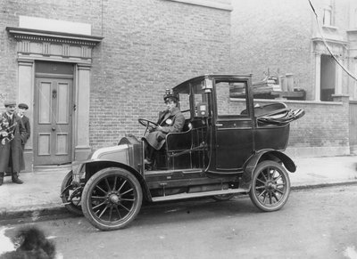Un conducteur assis au volant de sa voiture - English Photographer