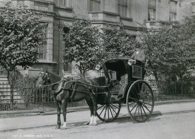 Un conducteur assis sur son cab Hansom - English Photographer