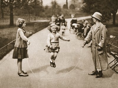 Une fille sautant à la corde dans Hyde Park ou Kensington Gardens, de Wonderful London, publié 1926-27 - English Photographer