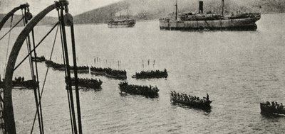 Une force de débarquement quittant les transports pour le rivage pendant la campagne de Gallipoli, de 