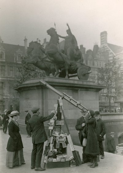 Un homme vendant des vues à travers un télescope - English Photographer