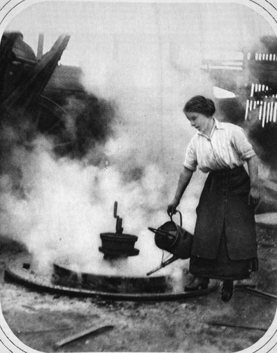 Un aide prêt en temps de guerre : Miss Edith Hawley refroidissant une roue, illustration de The Illustrated War News, 6 septembre 1916 - English Photographer