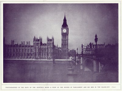 Vue des Chambres du Parlement et de Big Ben sous les rayons de la lune des chasseurs, pendant le black-out, de The Illustrated War News, publié le 8 novembre 1939 - English Photographer