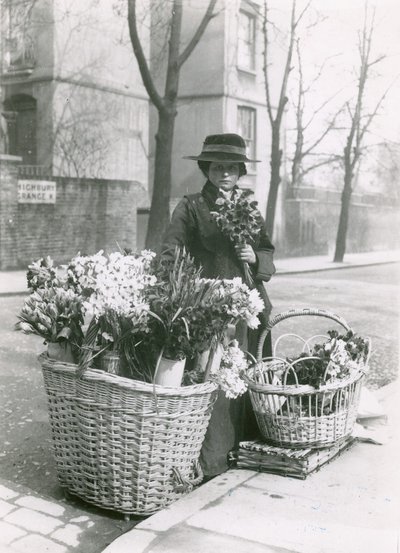 Une femme vendeuse de fleurs - English Photographer