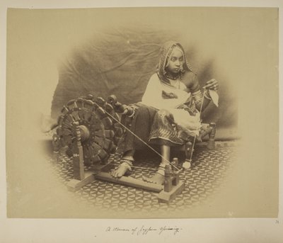 Une femme de Jeypore filant, c.1890 - English Photographer