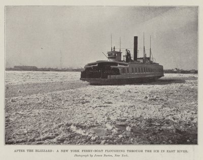 Après la tempête de neige, un ferry de New York traversant la glace dans l