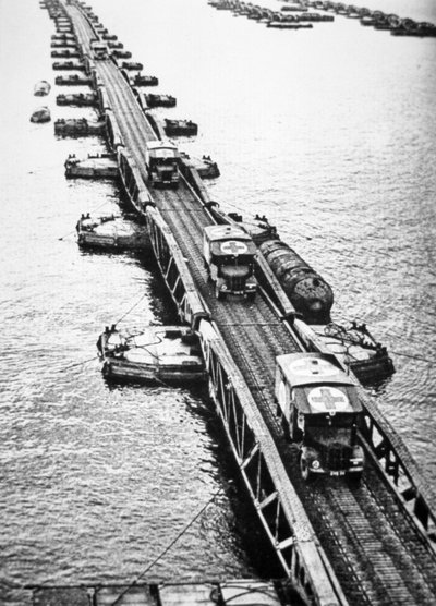Ambulances des forces de débarquement alliées utilisant une jetée Mulberry du port artificiel Mulberry qui avait été remorqué à travers la Manche, 6 juin 1944 - English Photographer